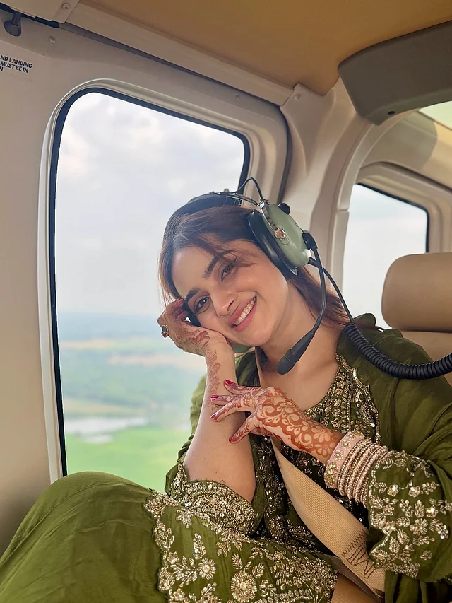 অভিনেত্রী কেয়া পায়েলের ঈদটা এবার কাটছে অন্যভাবে । সোশ্যাল মিডিয়ায় শেয়ার করা ছবিগুলোর ক্যাপশনে লিখেছেন , পুরো পৃথিবী এক দিকে আর আমি অন্য দিক । ছবিতে দেখা যাচ্ছে দুহাত ভর্তি মেহেদী দিয়ে হেলিকপ্টার রাইড উপভোগ করছেন তিনি ।