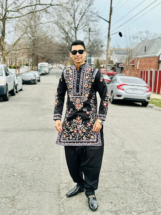 বিদেশের মাটিতে ঈদ করছেন চলচ্চিত্র অভিনেতা জায়েদ খান। ফ্লোরাল কারুকাজ করা কালো কুর্তা পাজামা পড়েছেন তিনি ।