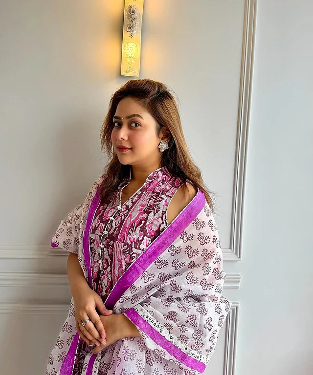 সুতি কাপড়ে চোখজুড়ানো ব্লকের নকশা খুব মানিয়েছে ভাবনাকে