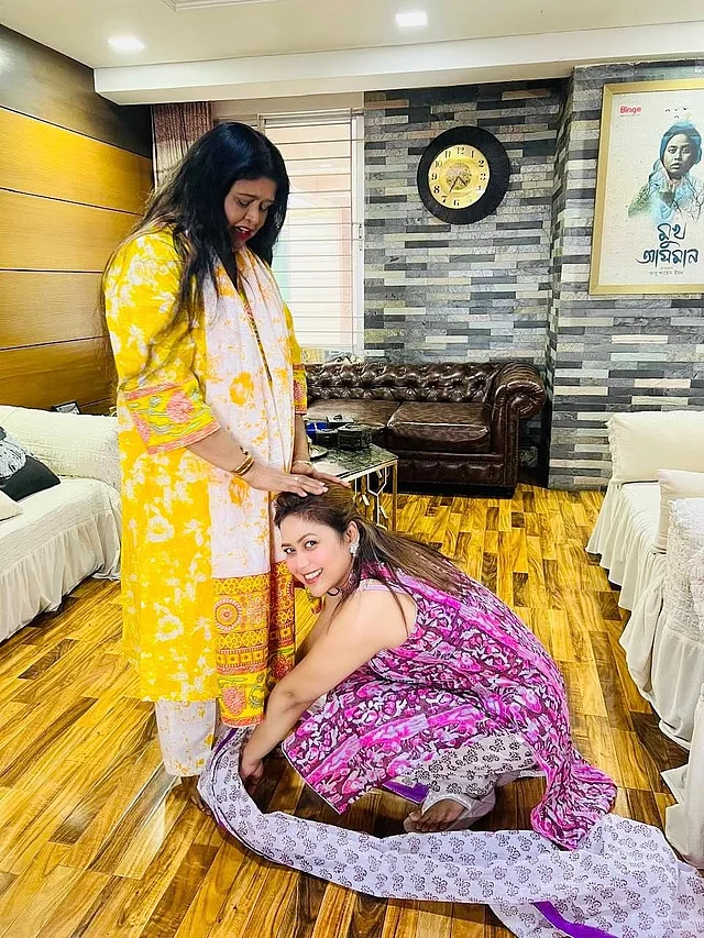 মাকেও সালাম করেছেন ভাবনা