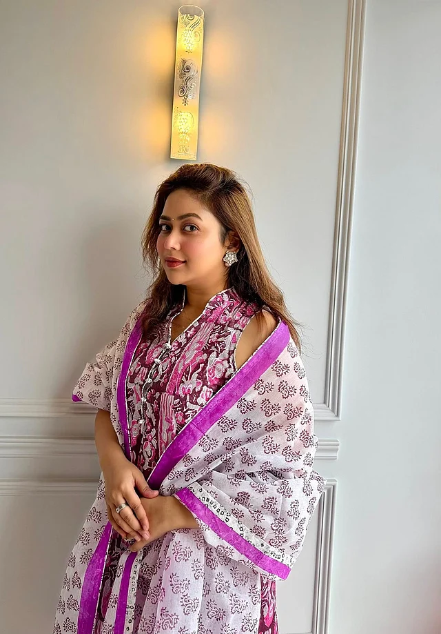 এবারের ঈদে একদম আরাদায়ক সুতি পোশাকেই ভরসা রেখেছেন অভিনেত্রী ভাবনা। গোলাপি-সাদা স্লিভলেস আনারকলি পরেছেন তিনি। সঙ্গে জড়িয়ে নিয়েছেন ওড়না । মিনিমাল জুয়েলারি ও সাজে বেশ স্নিগ্ধ লাগছে তাঁকে