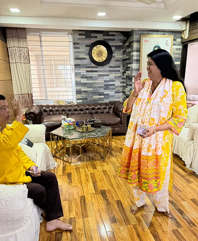 মা-বাবার এক আন্তরিক সুন্দর মুহূর্ত