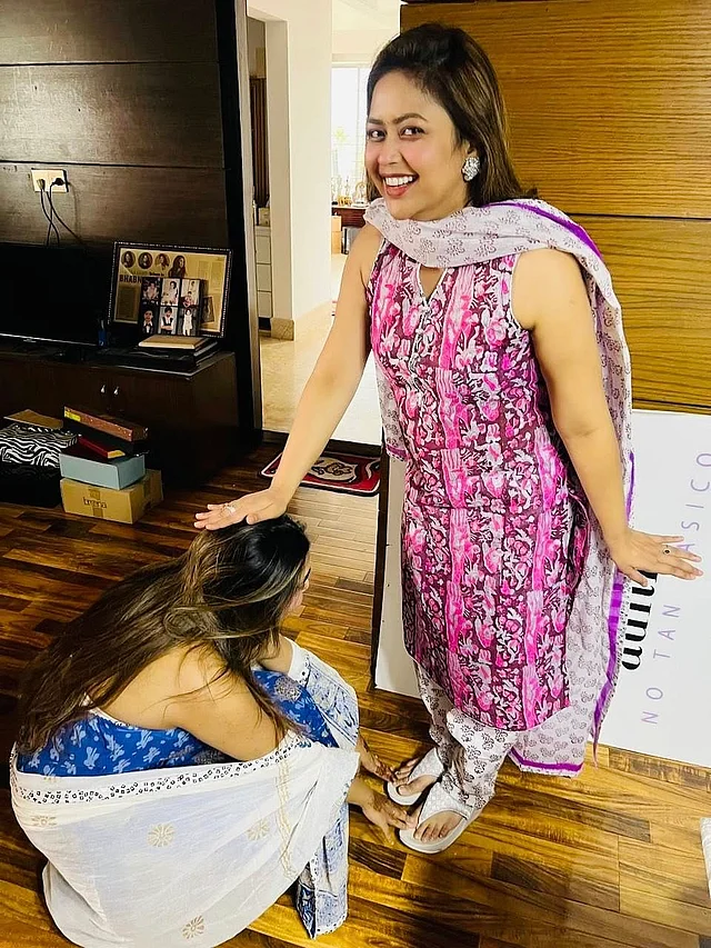 সালামি দিতেও হয়েছে ছোট বোনকে