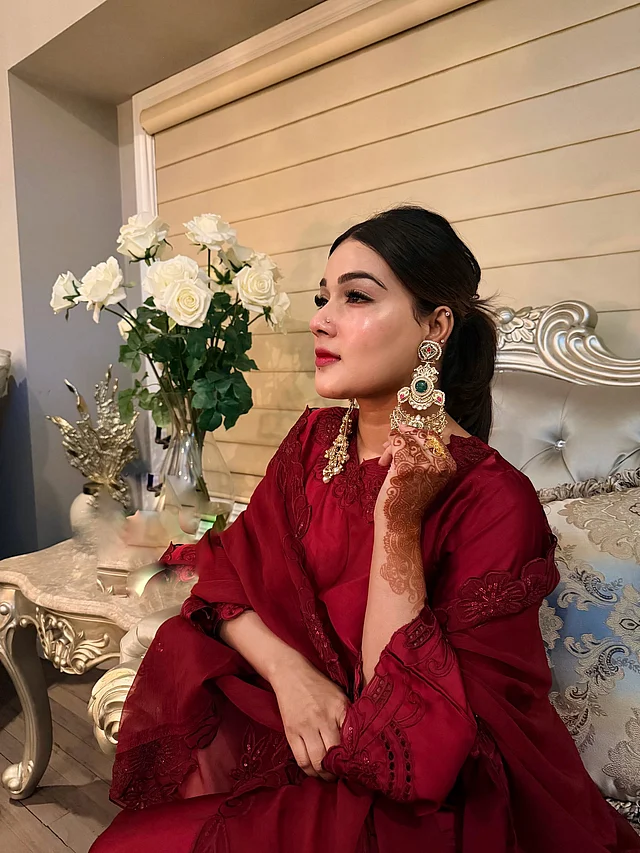 তবে তাঁর সাজের অন্যতম স্টেটমেন্ট পিসটি হলো কানে পরা কাশ্মীরি স্টাইলের লম্বা ড্যাংলার ঝুমকা