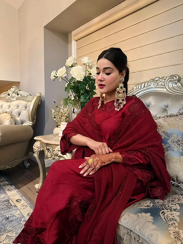 ম্যারুন রঙের সালোয়ার কামিজের লুকে মাহিয়া মাহি তাঁর ঈদ শুরু করেছেন।