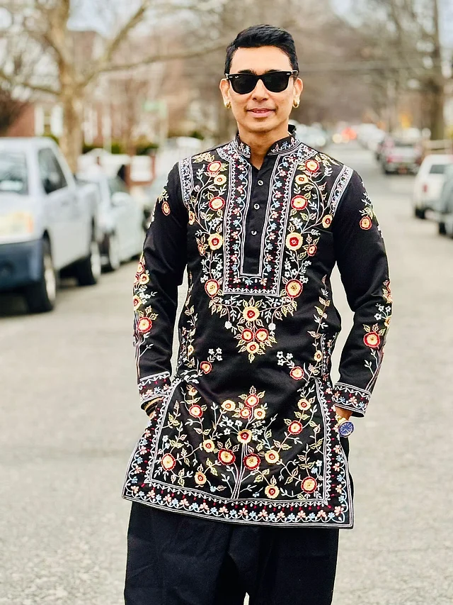 তাঁর স্টাইল যেন ষোলআন । হাতে সোনালী চেইনের ঘড়ি, দুই কানে গোল্ডেন হুপ আর চোখে কালো সানগ্লাস পড়েছেন তিনি।
