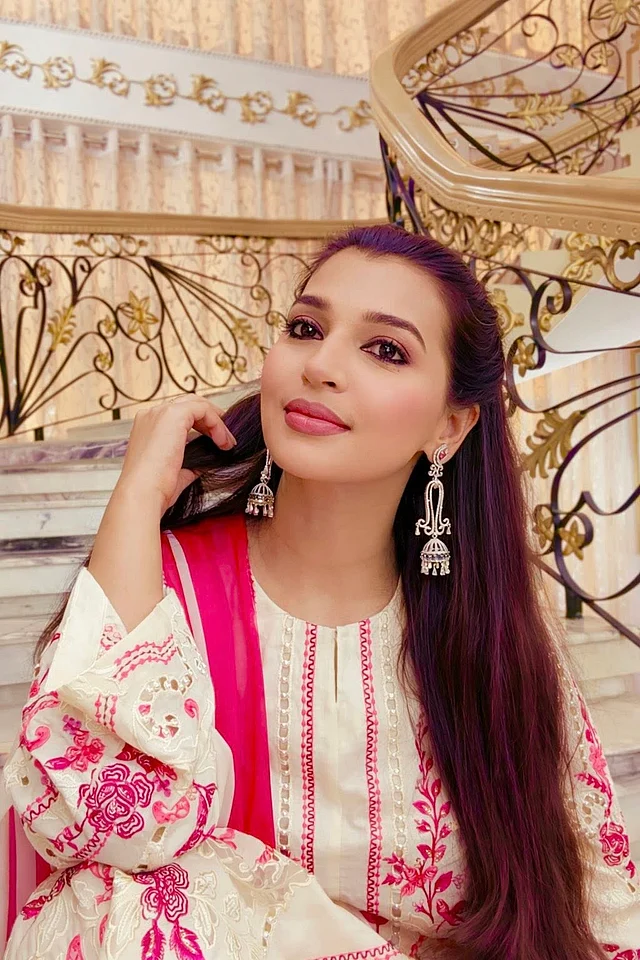 কাজল-কালো চোখের মোহময় সাজের সঙ্গে কানে পড়া অক্সিডাইজড ম্যাচিং ঝুমকাও দারুণভাবে নজর কাড়ছে।