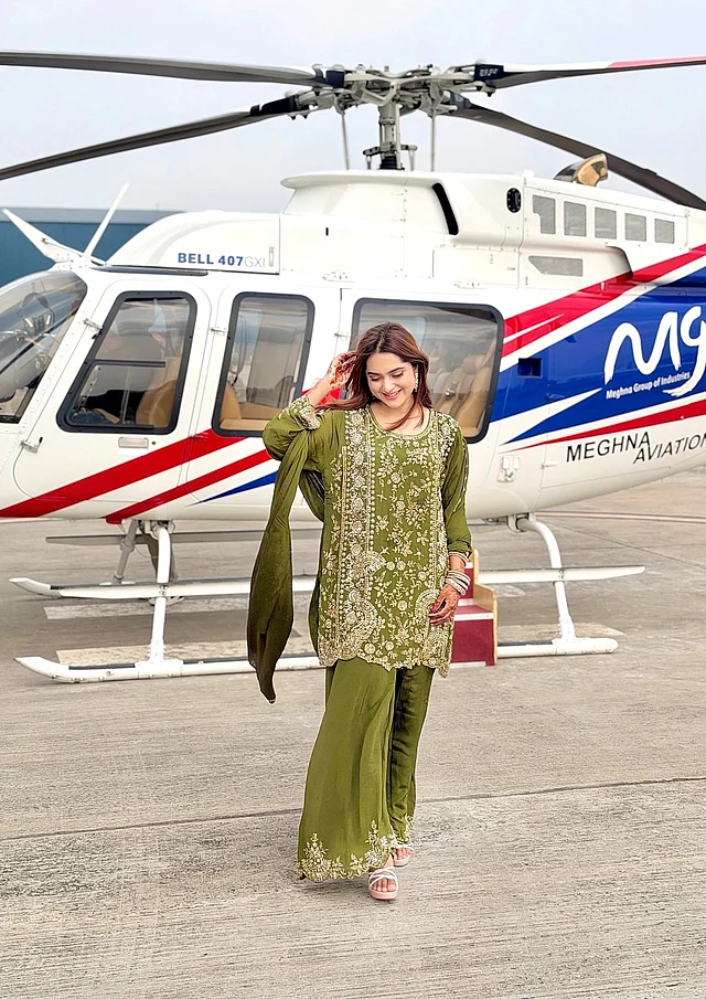 তিনি পরেছেন অলিভ গ্রিন রঙের একটি জমকালো সারারা সেট।