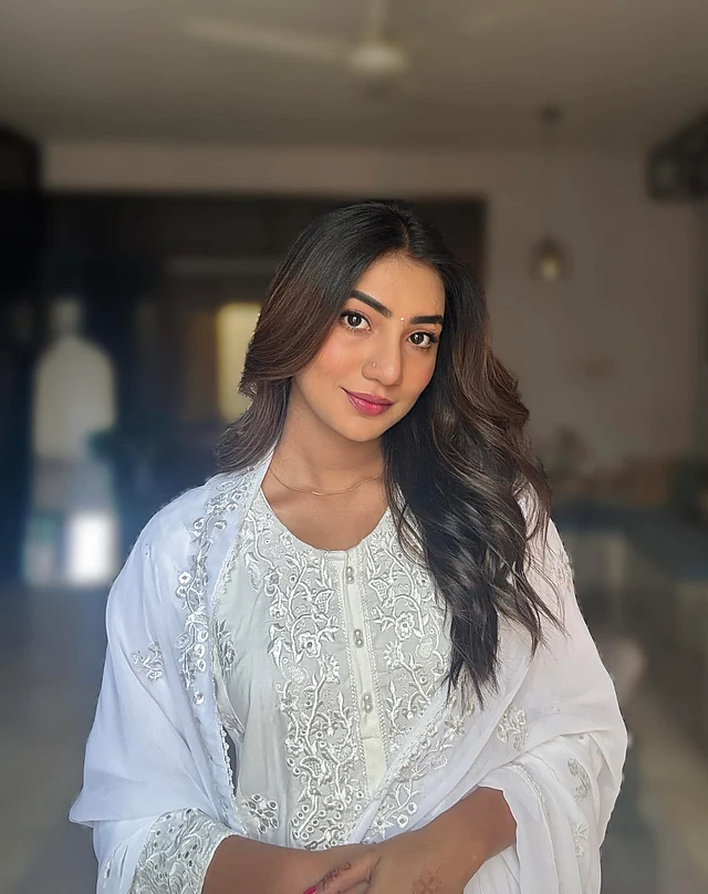 একদম শ্বেতশুভ্র লুকে ধরা দিয়েছেন সুনেরাহ বিনতে কামাল। তার সাদা সালোয়ার কামিজে আছে টোন-অন-টোন ফ্লোরাল এমব্রয়ডারি। এর সঙ্গে সাজও মিনিমাল । চোখে আইলাইনার, ঠোঁটে গোলাপি লিপকালার, কপালে ছোট্ট সাদা স্টোনের টিপ, আর চুলগুলো সফট ওয়েভ স্টাইলে ছেড়ে রাখা