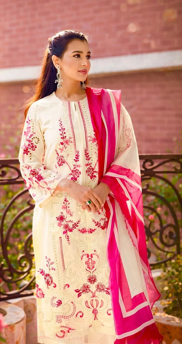 বর্ষা ঈদের দিন খুব সুন্দর চোখ আরাম করা লুকে ধরা দিয়েছেন। অফ-হোয়াইট ও পিঙ্ক রঙের ফ্লোরাল নকশার সালোয়ার-কামিজে পরেছেন সুন্দরী