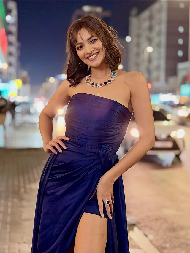নেভি ব্লু রঙের স্ট্র্যাপলেস-স্লিট গাউনে মিষ্টি লাগছে তাঁকে। সঙ্গে মাল্টিকালার নেকপিস পড়েছেন