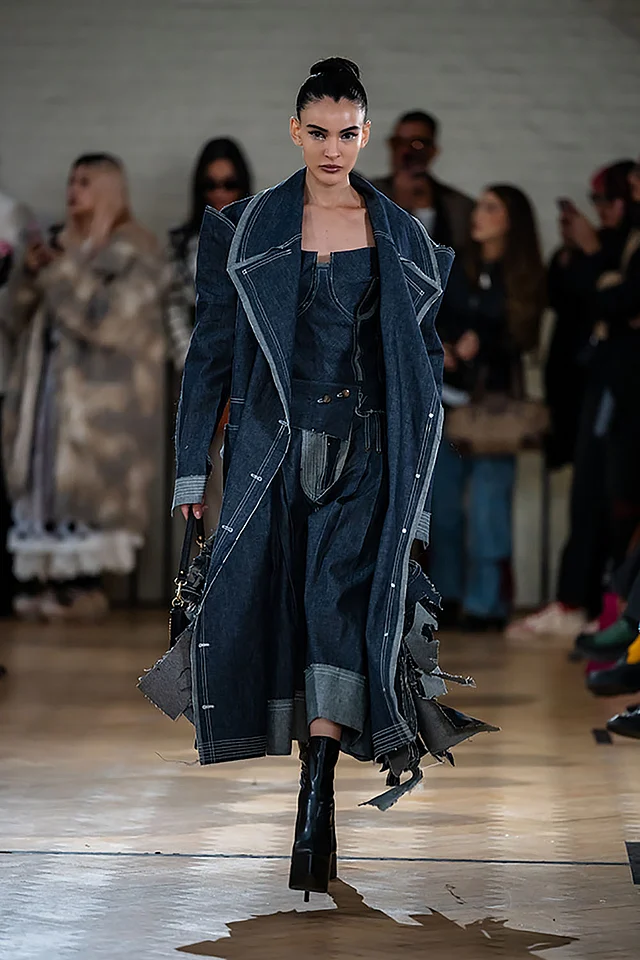 ফেলে দেওয়ার ডেনিম থেকে তৈরি হয়েছে পোশাক