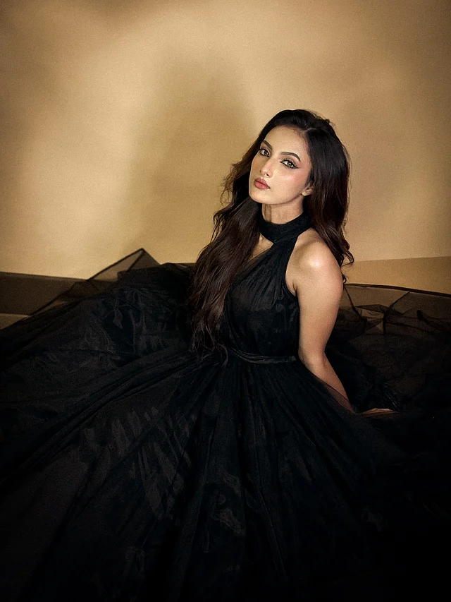 হল্টারনেক কালো গাউনে যেন দ্যুতি ছড়াচ্ছেন এই লাস্যময়ী বঙ্গ তনয়া