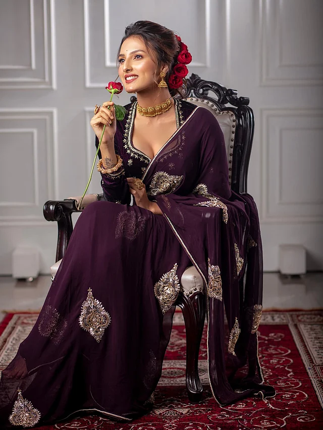 পার্পেল শাড়ির সঙ্গে ডিপনেক ফুলস্লিভ ব্লাউজের জুটি , সোনার গয়না আর মাথায় গোলাপের রাজকীয় সাজ—সব মিলিয়ে মনোমুগ্ধকর লুক