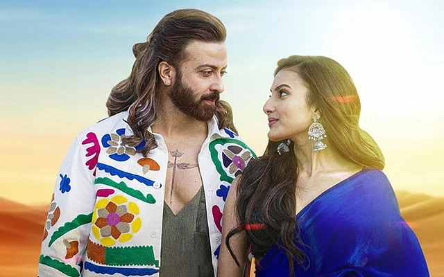 প্রিন্স সিনেমার পরী গানে জ্যোতির্ময়ী কুণ্ডুর নীল শাড়ির লুক