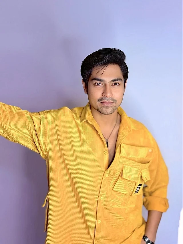 ছোটবেলা থেকেই কবিতা, গান, নাটক সংস্কৃতি চর্চার সঙ্গে গভীরভাবে যুক্ত ছিলেন জিলানী