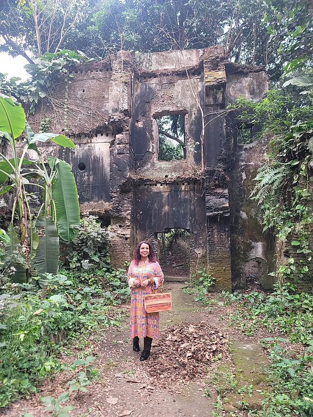 ভাঙা ভবনের সামনে লেখক