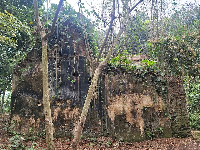 এই বাড়িটির কেবল একটি দেয়াল অবশিষ্ট রয়েছে