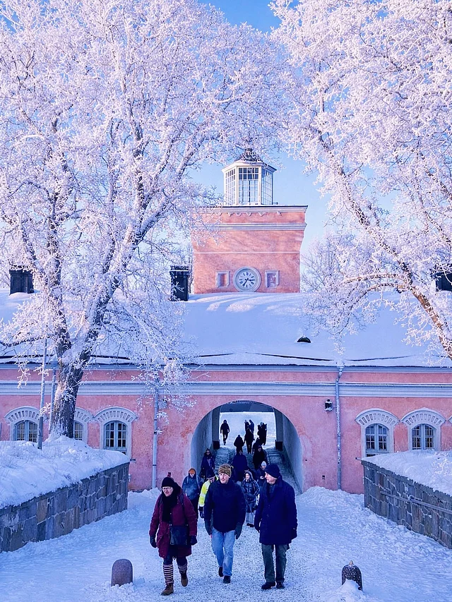 সবাই জীবনে স্বাধীনতাই বেশি সুখের সঙ্গে জড়িত বলে মত দিয়েছেন