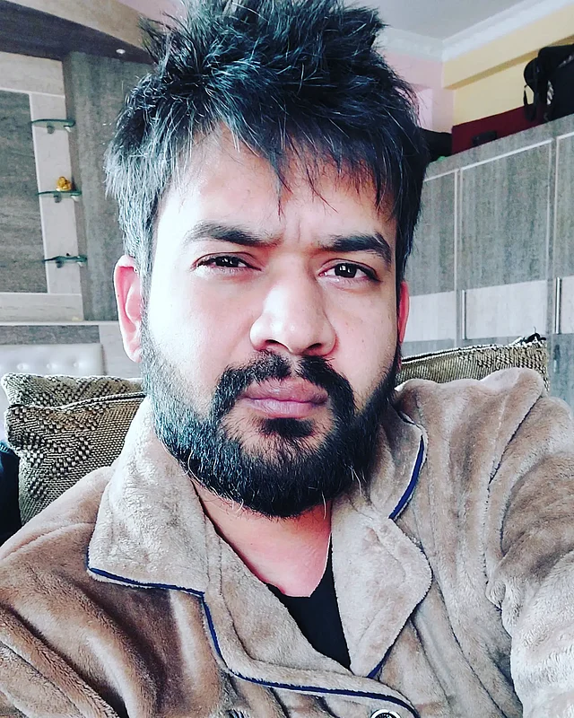 বেইক সোয়েড লেদার জ্যাকেটের সঙ্গে নজর কাড়ছে বেডসেট হেয়ারস্টাইল