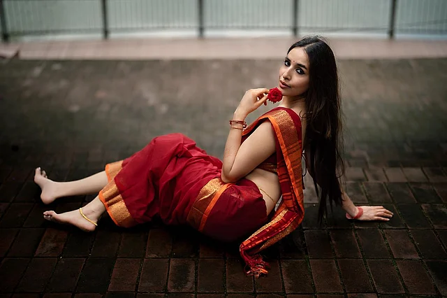 লাল তাঁতের শাড়িতে মোহময়ী লাগছে স্নিগ্ধাকে।