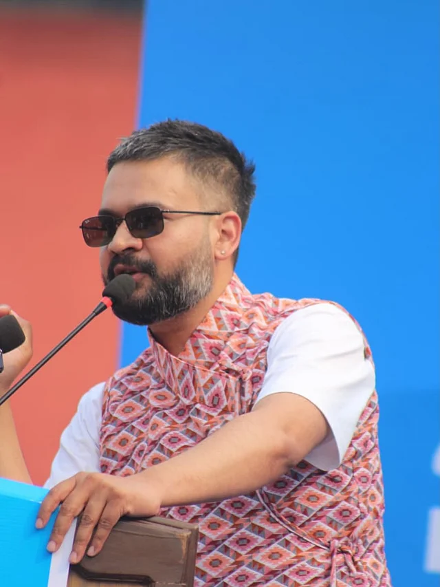 ঐতিহ্যবাহী নেপালি কোটিতে বক্তৃতা দিচ্ছেন তিনি