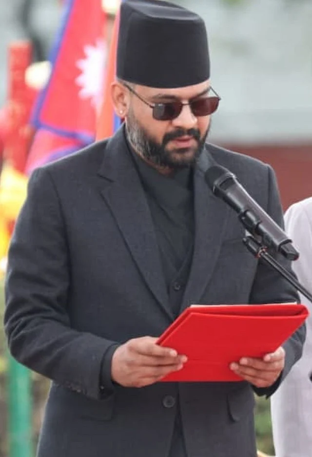 অল ব্ল্যাক স্যুট, ট্র্যাডিশনাল নেপালি ক্যাপ আর ব্রাউন টিন্টের রোদচশমায় শপথ নিয়েছেন নেপালের নতুন প্রধানমন্ত্রী বালেন্দ্র শাহ