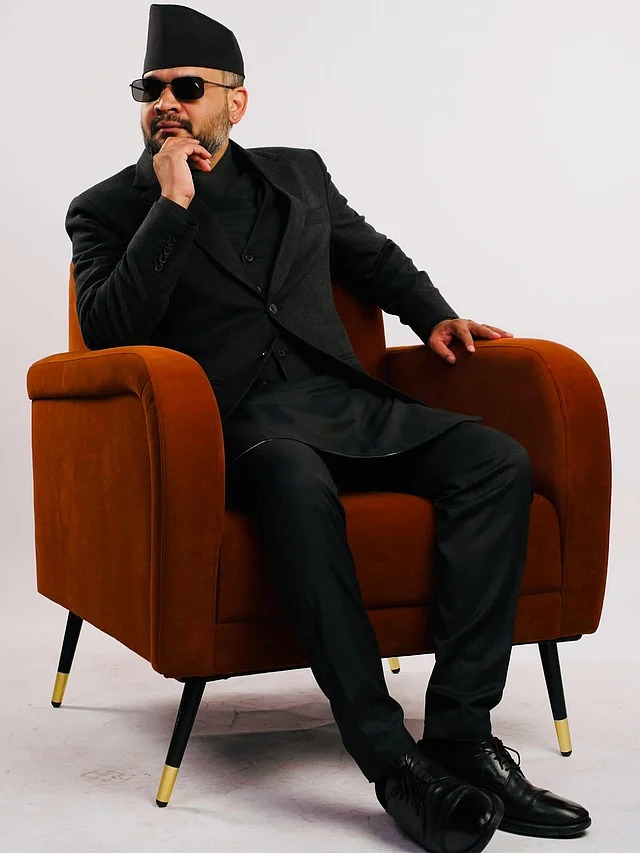 অল ব্ল্যাক এই লুকে নিজস্ব স্টাইল আর ট্র্যাডিশন দুটিই প্রতীয়মান