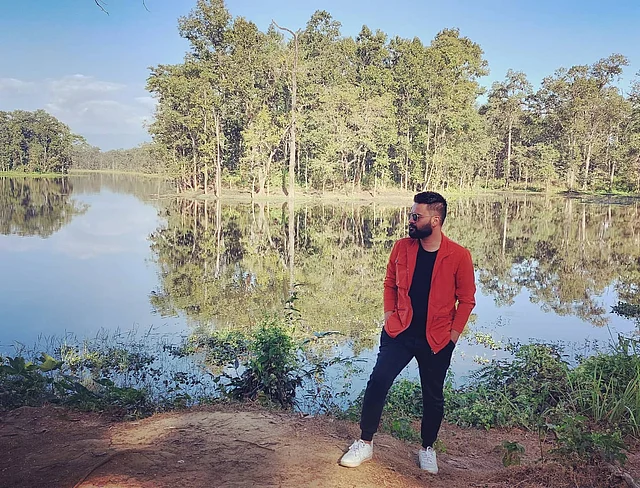 লাল ব্লেজার, কালো ম্যাচিং ফিটেড ট্রাউজার্স ও টি শার্টের সঙ্গে সাদা স্নিকার্সে বালেন