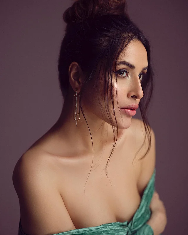 অফ দ্য শোল্ডার লুক আবেদন ছড়াচ্ছেন তিনি এখানে