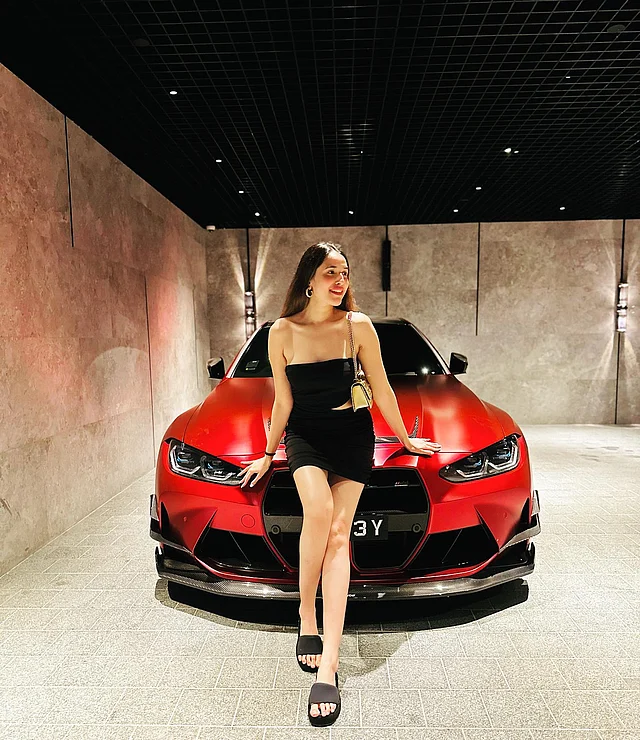 কালো মিনিড্রেসে কার শো মাতাচ্ছেন স্নিগ্ধা