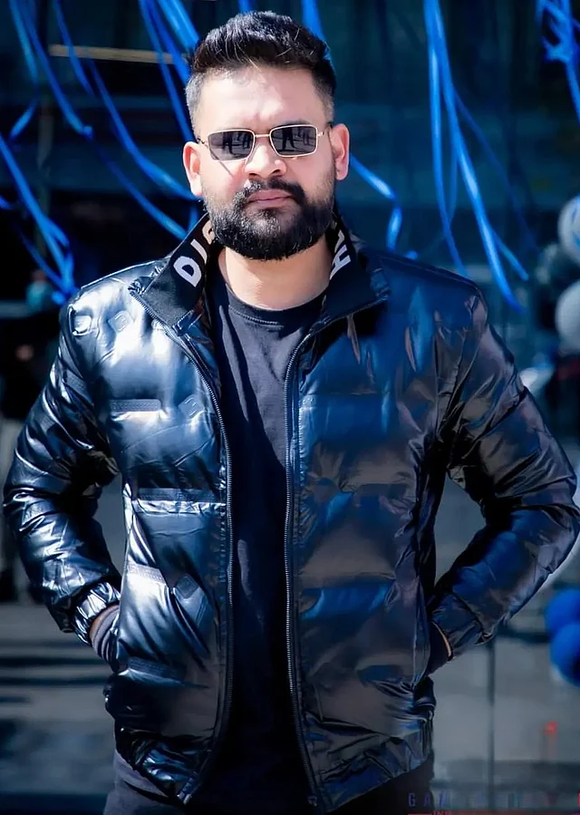 পাফার জ্যাকেটে স্মার্ট লুকে বালেন। ডিজেলের লোগো দেখা যাচ্ছে নেকলাইনে।