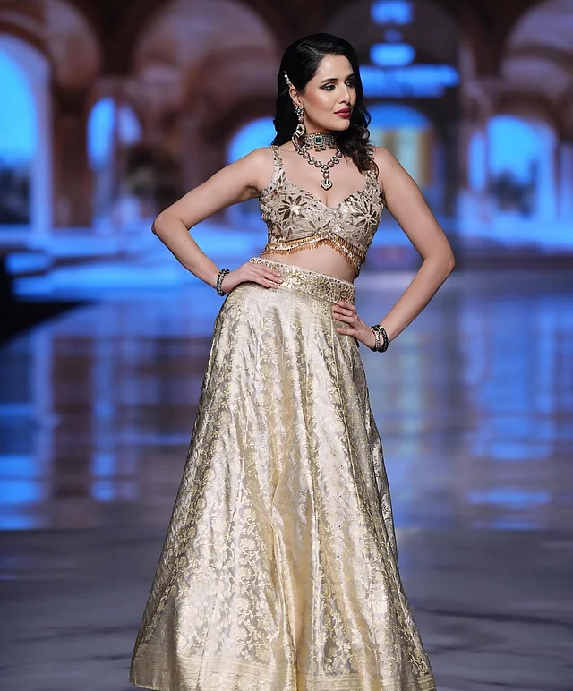 ঝলমলে সোনালি লেহেঙ্গায় গ্লোবাল ইন্ডিয়ান কতুর উইক-এ স্নিগ্ধা