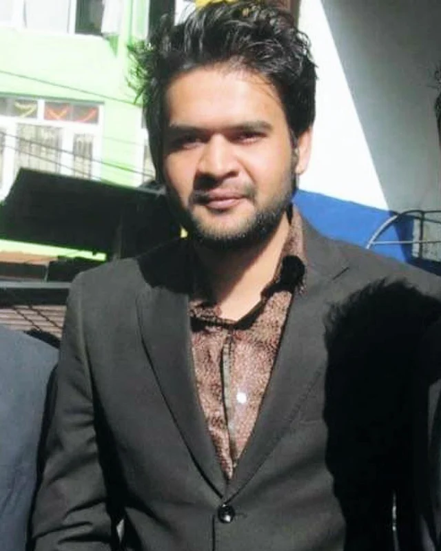 বছর দশেক আগে শ্মশ্রুগুম্ফের আধিক্য কম ছিল। তবে স্টাইল ছিল একই রকম।