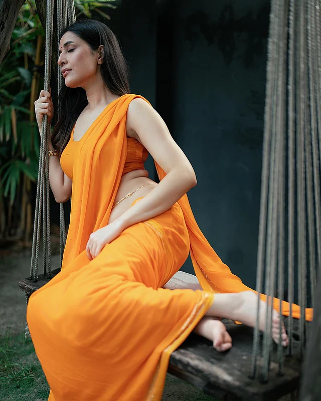 বাসন্তী শাড়ির সঙ্গে ম্যাচিং ব্লাউজের লুক