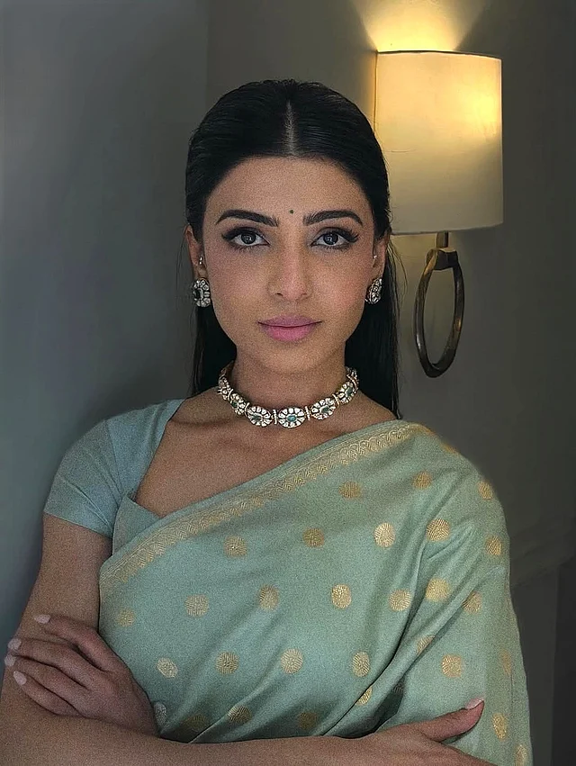 মিনিমাল সাজ, স্টোনের চোকার নেকপিস ও দুল তাঁর লুককে আরও আকর্ষণীয় করেছে।