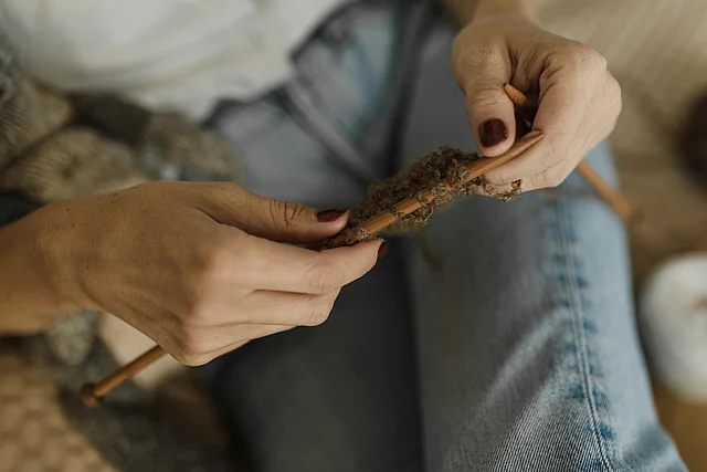 একটি স্টিচ, একটি মুহূর্ত, একটুখানি মনোযোগের মাধ্যম