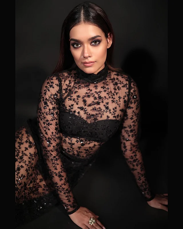 কালো সি থ্রু আউটফিটে আবেদন কাড়ছেন সুন্দরী।