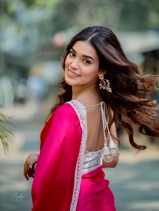 হট পিংক শাড়ির সঙ্গে পিঠখোলা সাদা ব্লাউজ আর কানের ঝুমকা মিলিয়ে সত্যিই এথনিক লুকে সুন্দর লাগছে অভিনেত্রীকে।
