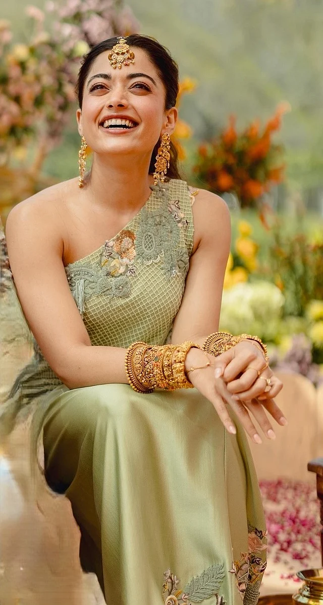 তাঁর হলুদের লুক ছিল একটি সিফোম গ্রিন টপ ও স্কার্টের কম্বিনেশন, যা সূক্ষ্ম সবুজ ফ্লোরাল মোটিফ দিয়ে সাজানো।