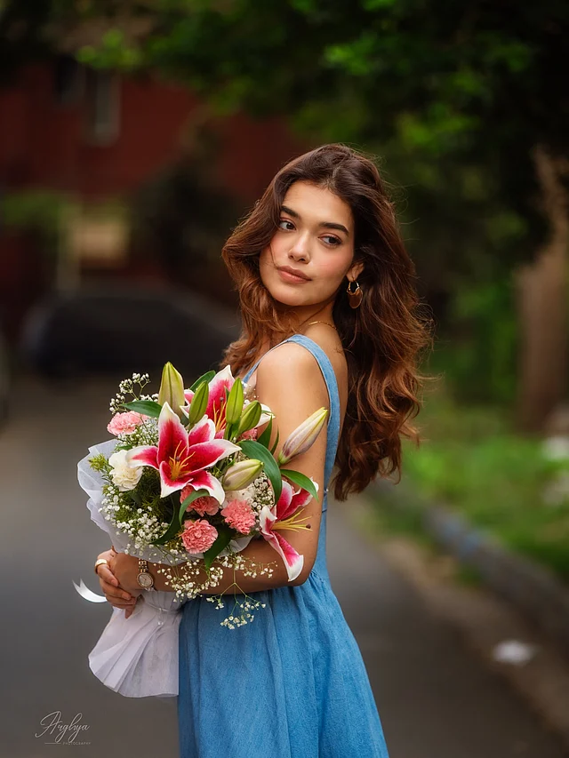 নীল মিডি ড্রেসের স্নিগ্ধ লুকে হিয়া।