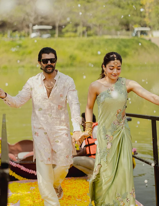 দক্ষিণ ভারতের বিনোদন জগতের সবচেয়ে জনপ্রিয় জুটি, রাশমিকা মান্দানা ও বিজয় দেবরাকোন্ডার বিয়ে সম্প্রতি ইন্টারনেটে ব্যাপক সাড়া ফেলেছে। উত্সবের প্রতিটি মুহূর্তই ছিল নজরকাড়া, বিশেষ করে রাশমিকার সাজ-পোশাক সবার দৃষ্টি আকর্ষণ করেছে। এর আগে হলুদের অনুষ্ঠানে তাঁর ওয়ান শোল্ডার আউটফিটও ফ্যাশনিস্তা ভক্তদের মধ্যে আলোড়ন তৈরি করেছিল।