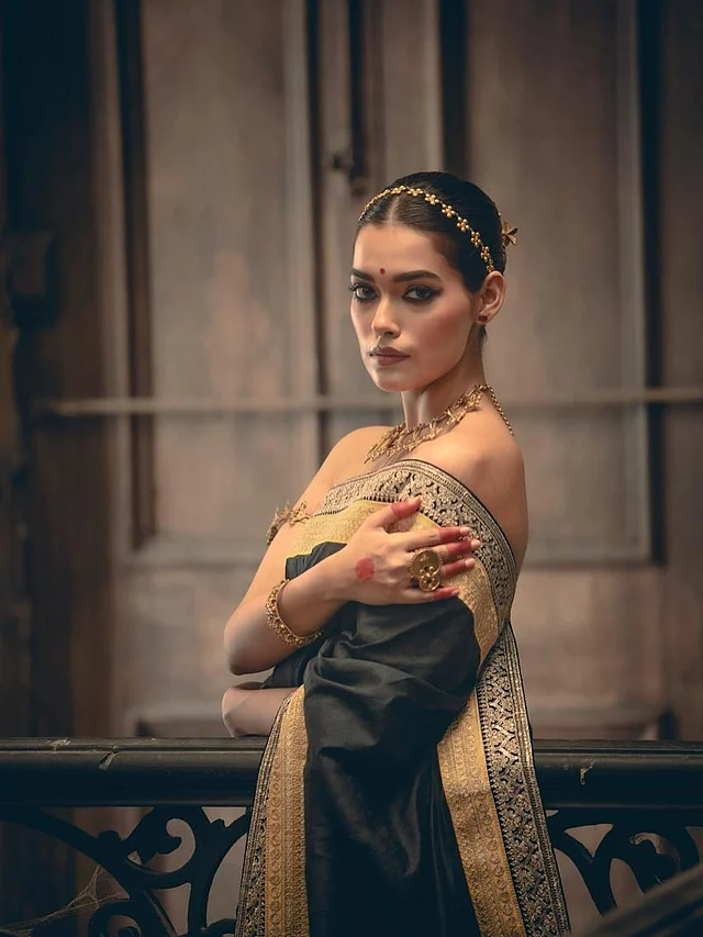 কালো–সোনালি শাড়ির অনন্য রূপে ধরা দিলেন তিনি। গয়নায় রাখা হয়েছে ট্র্যাডিশনাল ছোঁয়া—কপালে লাল টিপ, আলতা, ফুলেল মাথাপট্টি, গলায় সোনালি চোকার, হাতে চুড়ি, আর আঙুলে স্টেটমেন্ট রিং। সব মিলিয়ে ক্ল্যাসিক বাঙালি সাজের আধুনিক উপস্থাপনা যেন।