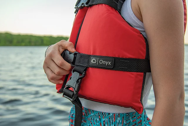 সমুদ্রে লাইফ জ্যাকেট ব্যবহারকে কখনোই অবহেলা করা উচিত নয়