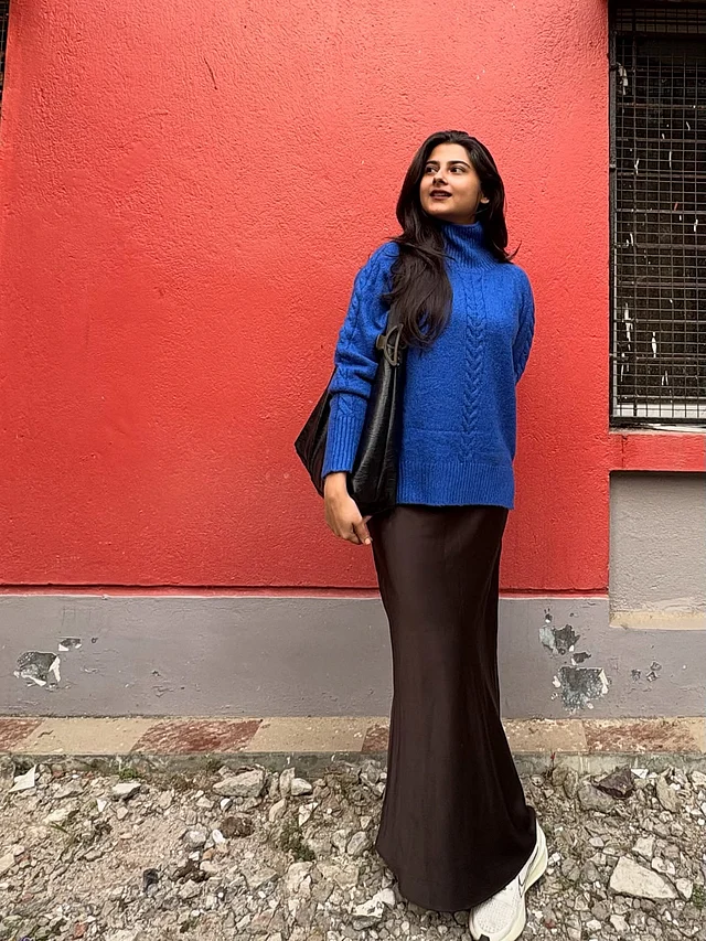 রয়েল ব্লু শার্ট আর কালো পেন্সিল স্কার্টে শ্বেতা