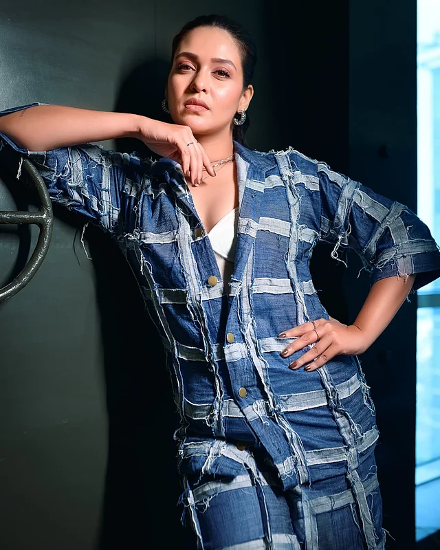 ক্যাজুয়াল লুকেও সমান আকর্ষণীয় তিনি।