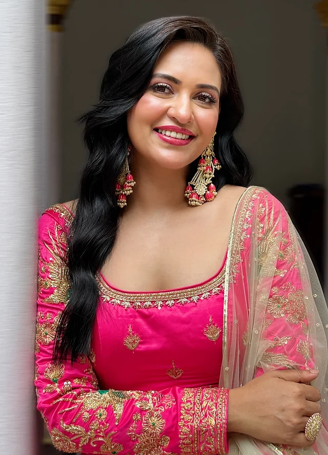 এখানে তিনি পরেছেন শনালি কারুকাজ করা ডিপ রাউন্ড নেক হট পিংক কামিজ আর ম্যাচিং লম্বা ঝুলের দুল