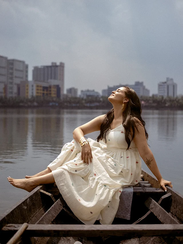 প্রিয়াঙ্কার চার্ম আগের মতোই এখনও। পরিমিত আবেদনের এই অফ হোয়াইট ড্রেসের লুক তাই বলছে।