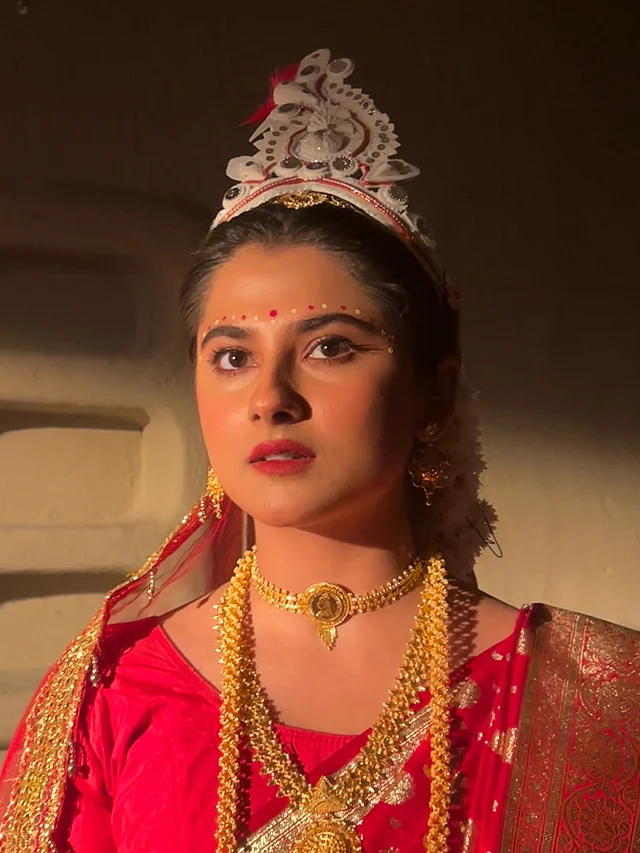 বউয়ের সাজে দেখা যাচ্ছে শ্বেতাকে