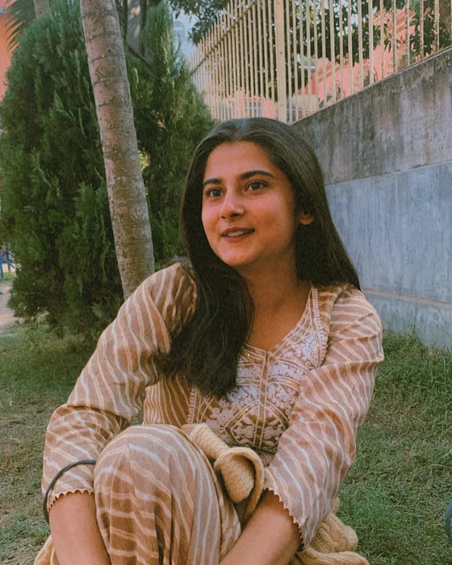 একেবারে পাশের বাড়ির মেয়ে ভাইব আছে যেন শ্বেতার মাঝে।